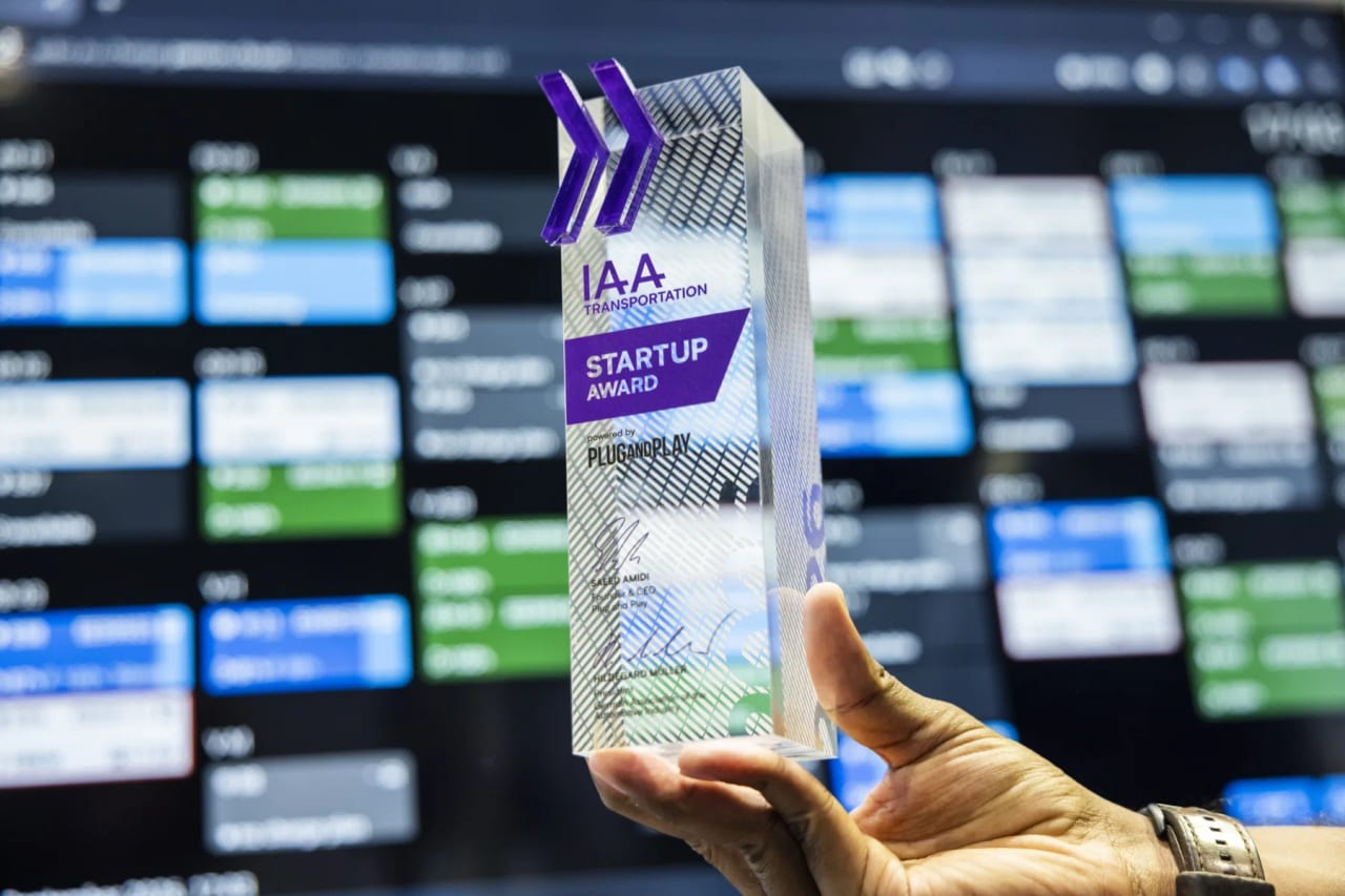 Der IAA Startup Award powered by Plug and Play vor dem PANION-Dashboard von k2.mobility